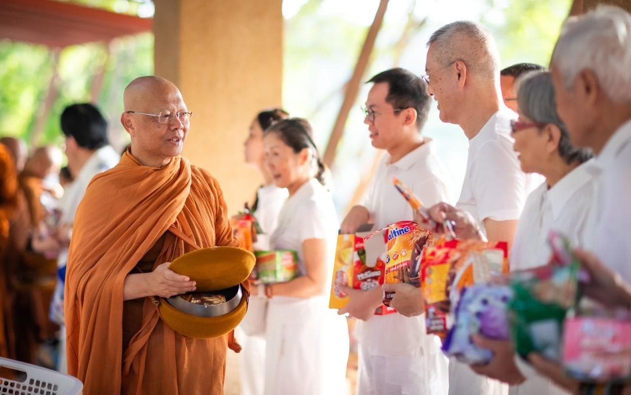 Venerable Luang Por Anan with lay practitioners and community